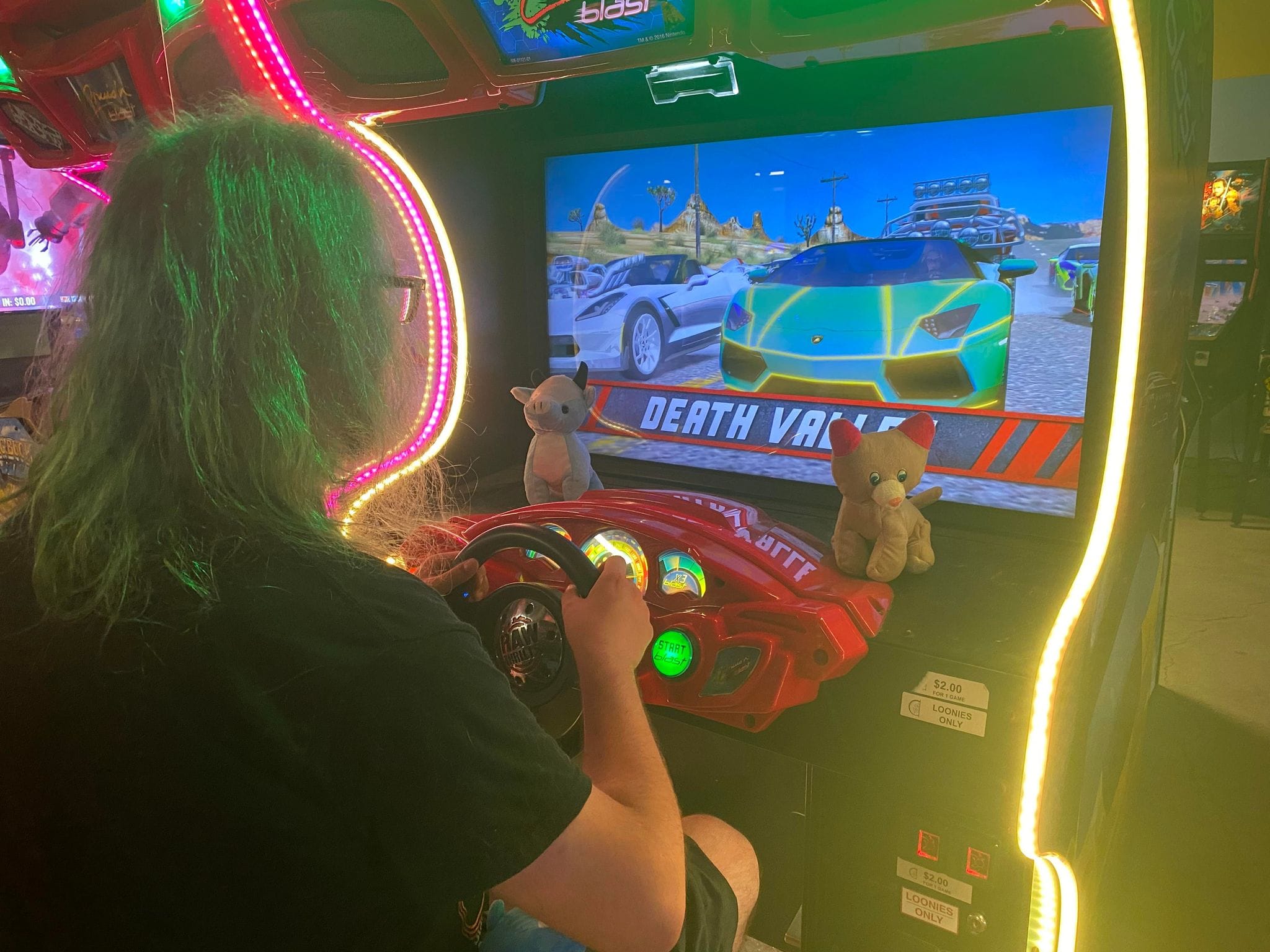 A man with green hair plays a modern driving game, Photo 4